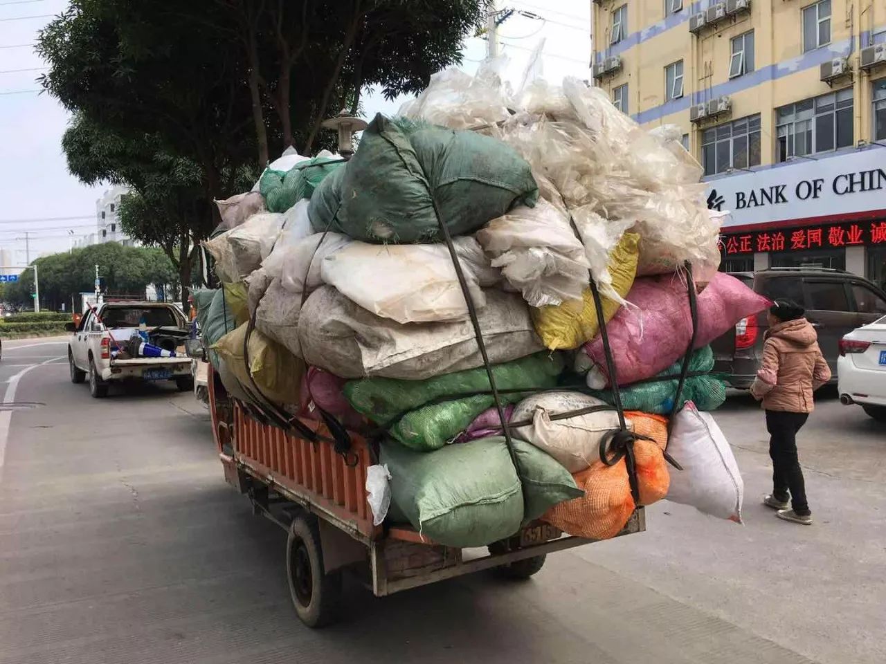 这些马路上的定时*弹炸**，99%的过路司机都怕它，在路上离它越远越好！