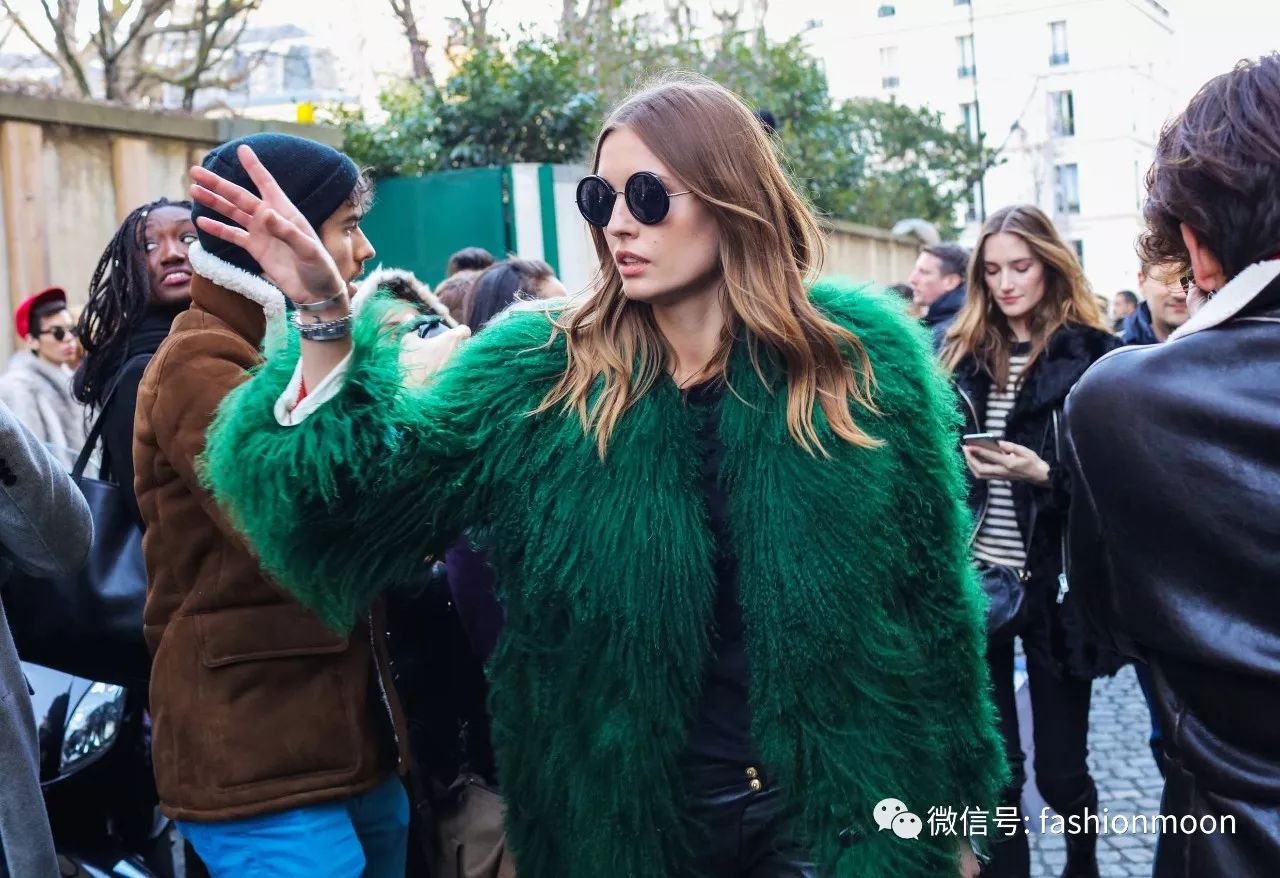 时髦潮女孩冬季穿搭攻略 (圣诞色彩搭配什么衣服)