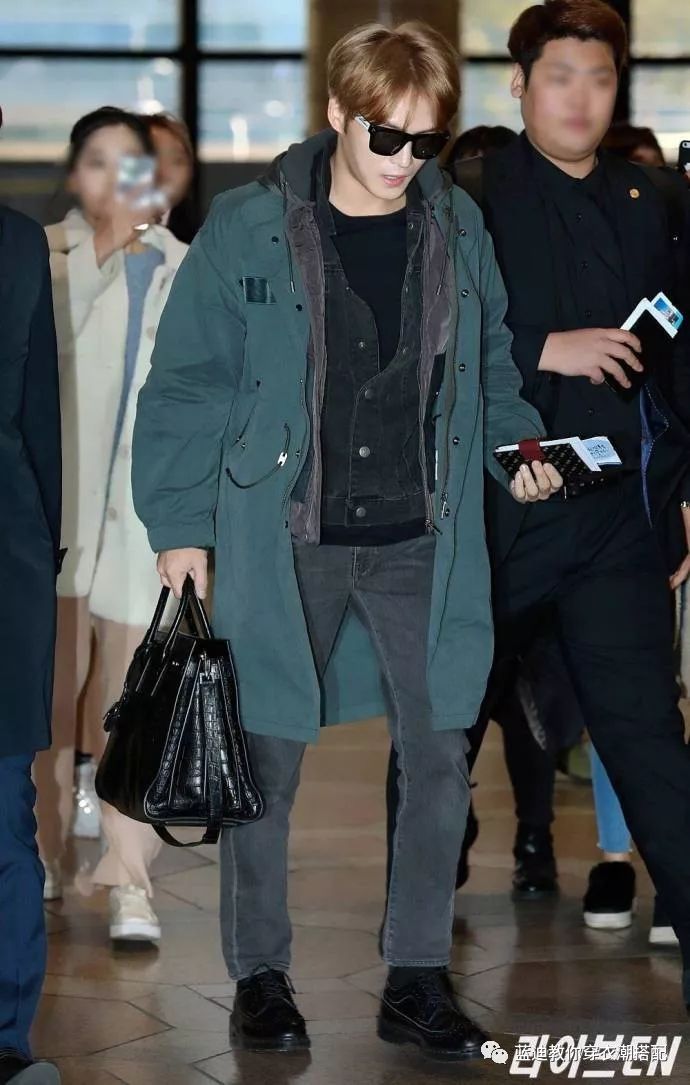 插播男明星｜边伯贤罗志祥金在中机场*服私**，活动*服私**搭配
