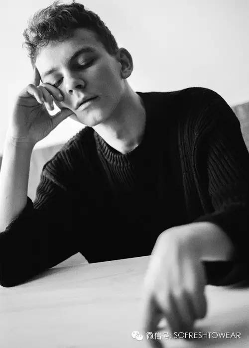 跪了|这个19岁的穷孩子，靠看杂志学做衣服，最后登上了纽约时装周