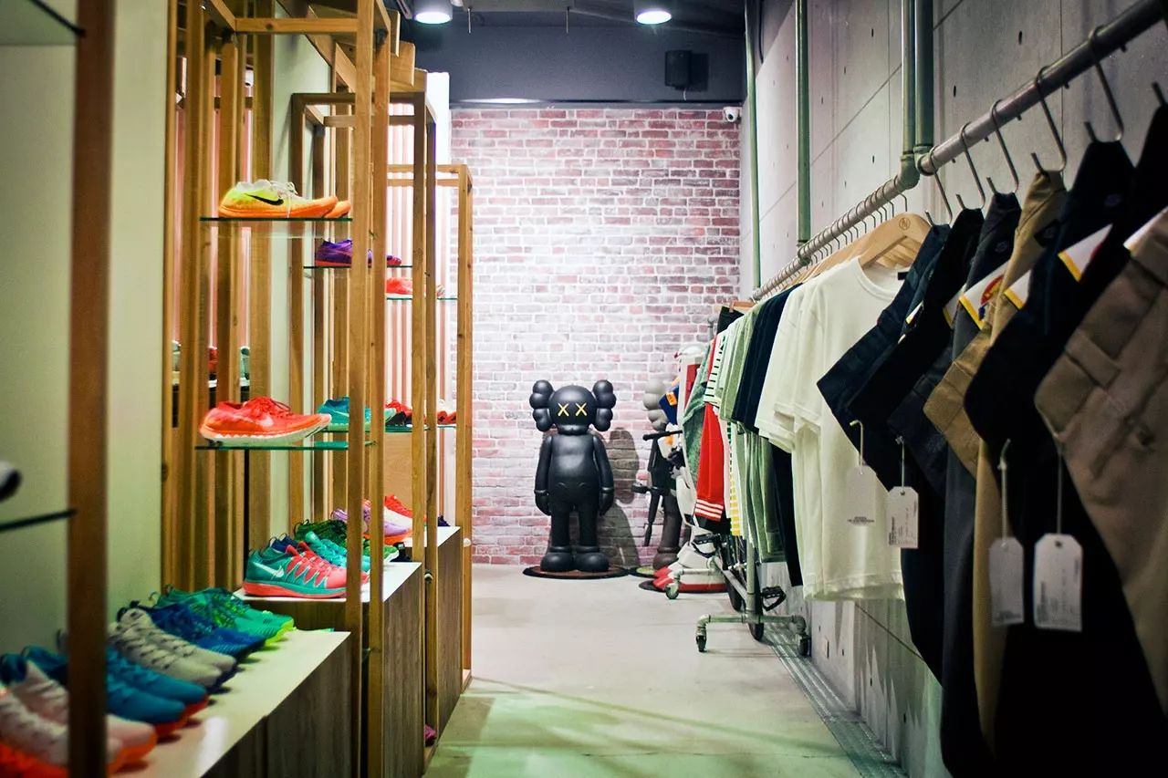 这家店在关门大吉之前YSL还专门为它推出性玩具！连GD也经常去逛~