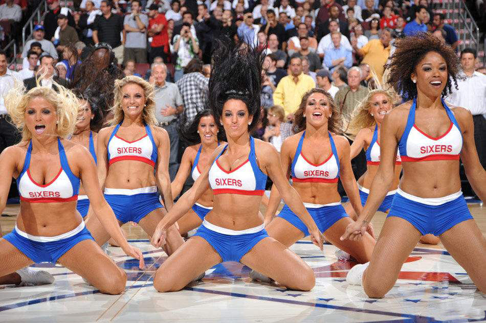 暮光男罗伯特满脸笑容紧盯篮球宝贝，一刻不离！网友：像换了个人