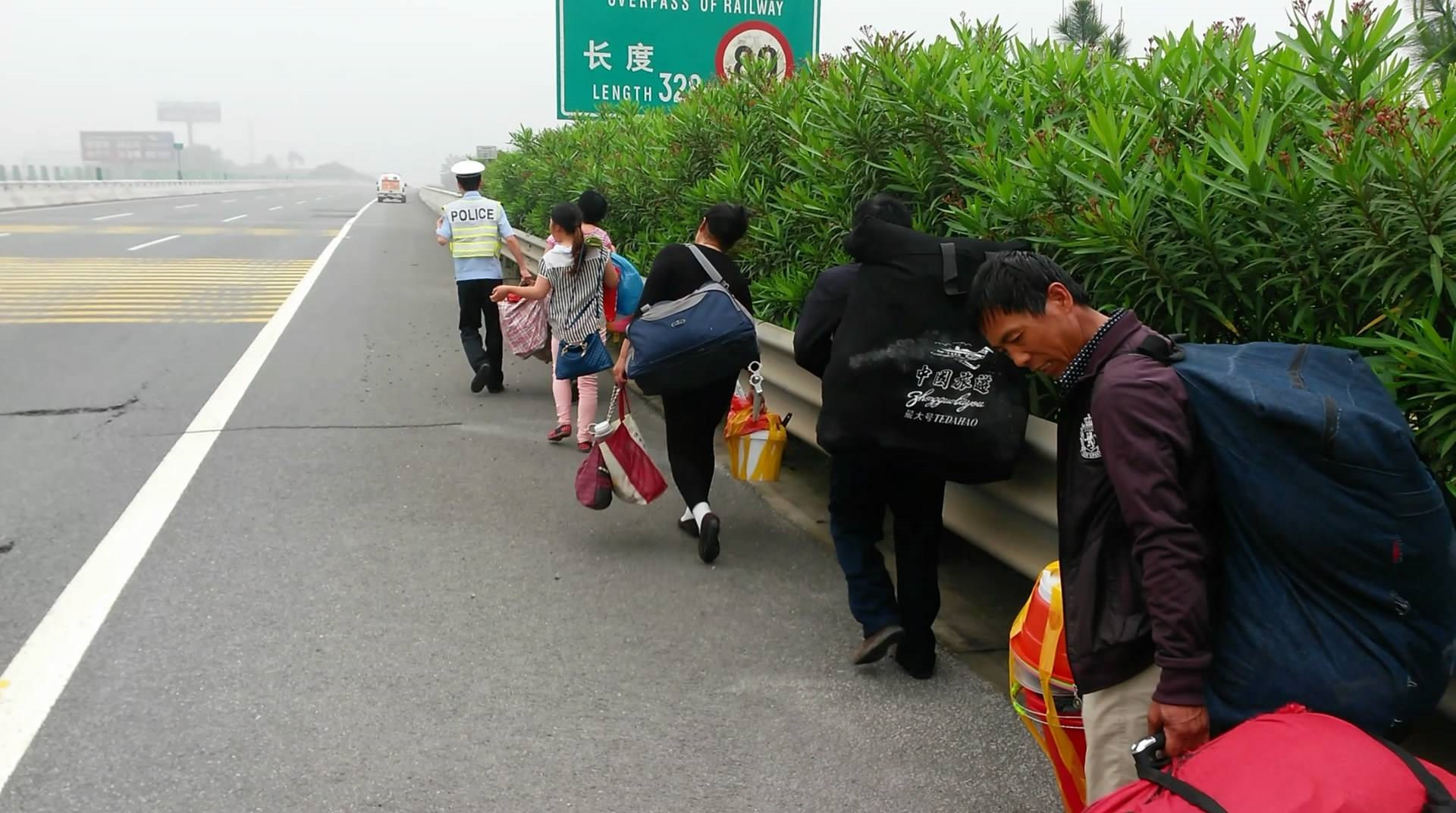 高速上突然蹿出人被撞谁的责任,高速路上突然出现行人怎么办