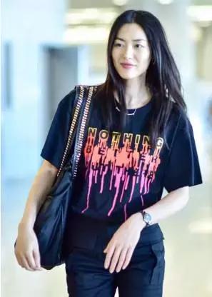 刘雯每月收入多少钱,刘雯收入2018排第几