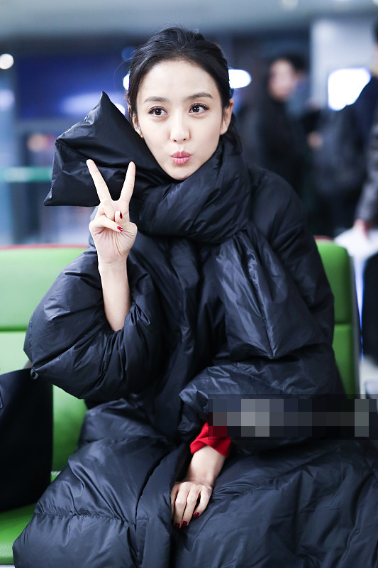 林允穿3万块的羽绒服机场凹造型,网友吐槽:这是穿了件被子吧?