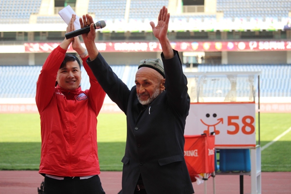 阿图什七旬老人乘南航飞机圆看球梦