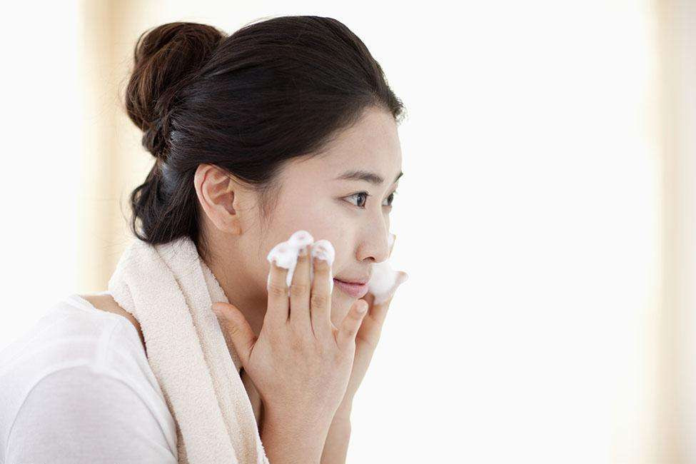 去毛孔黑头小妙招食盐,毛孔粗大黑头多油腻用什么水最好