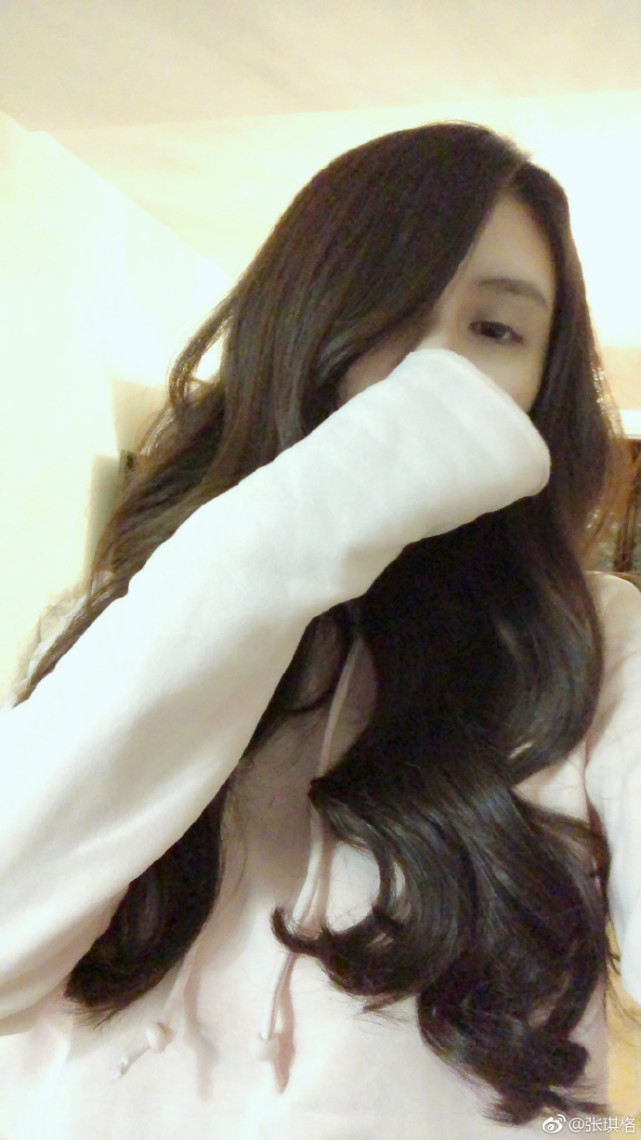 LOL主播张琪格决定改变直播风格,要做温柔大姐姐,只劈柴发嗲