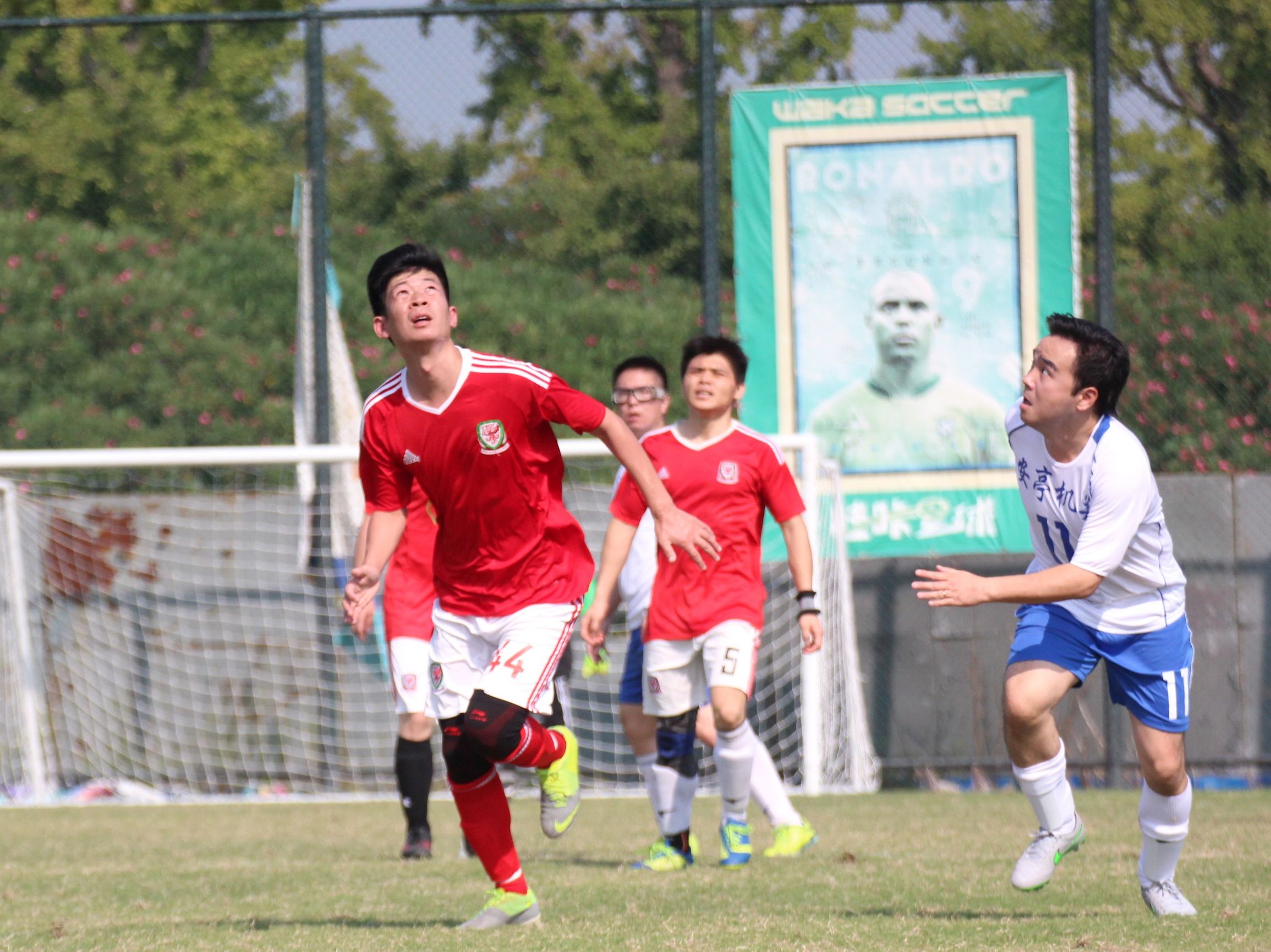 踢球是一种态度,踢球是唯一的出路