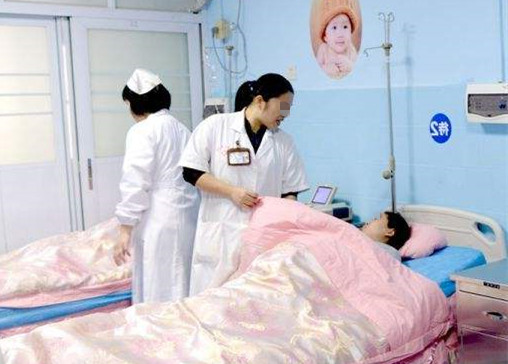 孕妇到预产期了还不生怎么办,孕妇快到临产期有什么反应