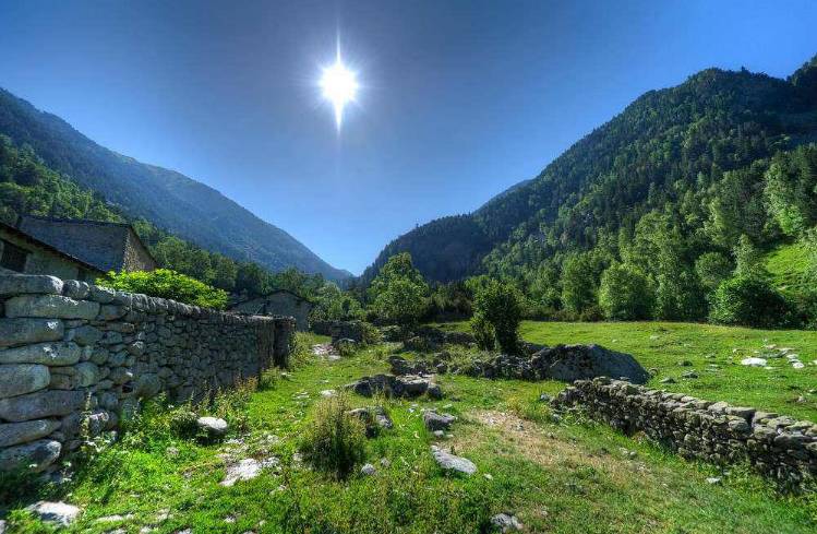 这个欧洲的免税天堂，700年没经历过战争，国家元首却要外国人当