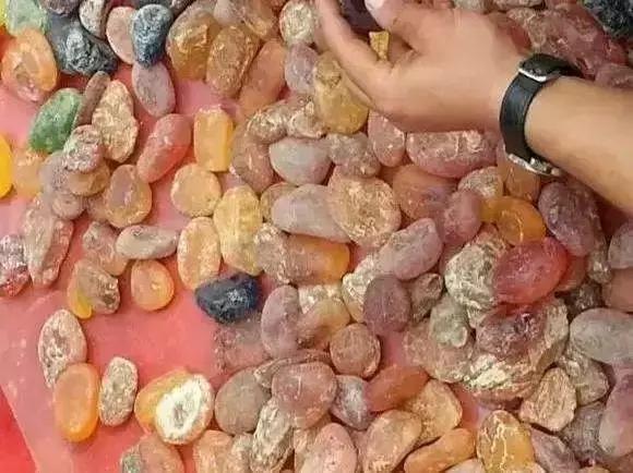 蜜蜡琥珀是真的假的,假琥珀蜜蜡用什么做的