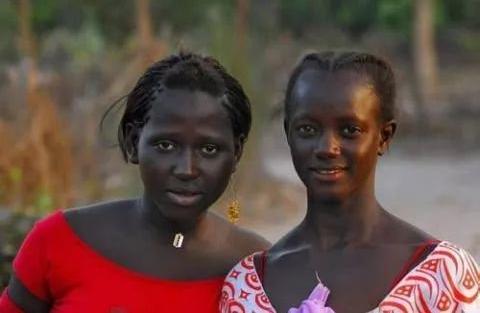 非洲女孩这样对待“大姨妈”