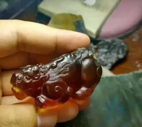 我的琥珀摔断了，雕刻师把残品变成完品，赞一个
