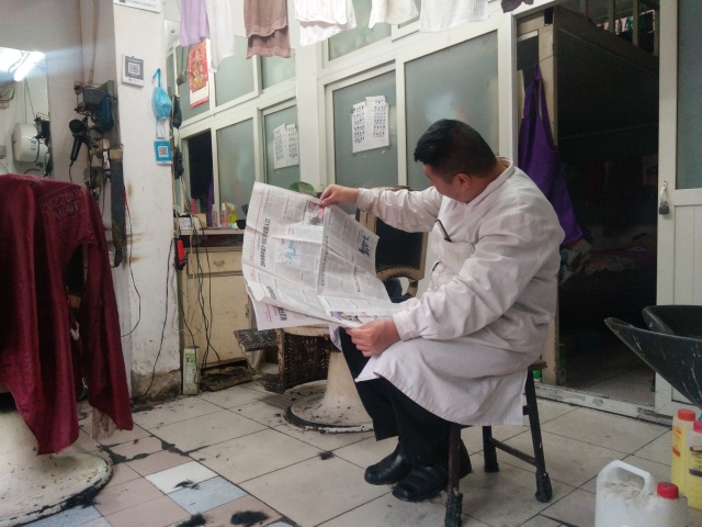 北京胡同剃头匠王师傅因直播剔光头走红金融系女大学生采访奇遇