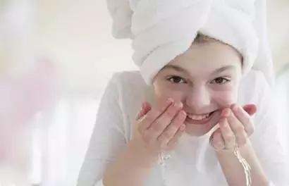 皮肤科医生教你怎么洗脸,皮肤科医师怎么清洁脸