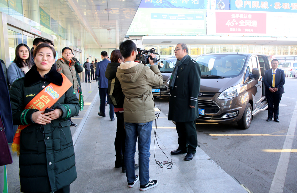 2018年元旦公益巴士游暨行师傅上线新闻发布会在潍坊汽车总站召开