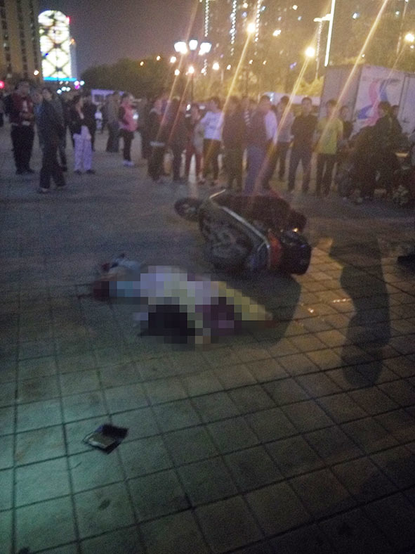 惠景家园一男子31楼坠亡，两名路人险里逃生