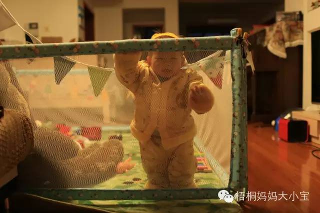 宝宝学走路学步带好还是学步车好,弯腰带娃学走路