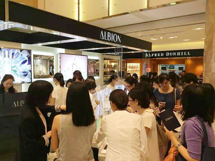 樱花妹子也要排队才能购买到的超人气化妆品专柜！