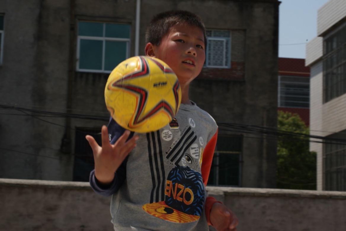 乐视体育走进大别山希望小学捐赠电视球服助力校园足球