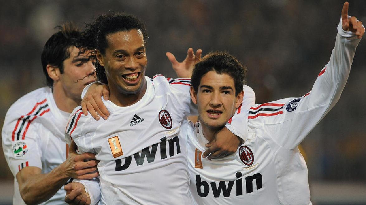 巴西盛产堕落的巨星，他曾是AC米兰的希望，却被小罗拉入深渊！