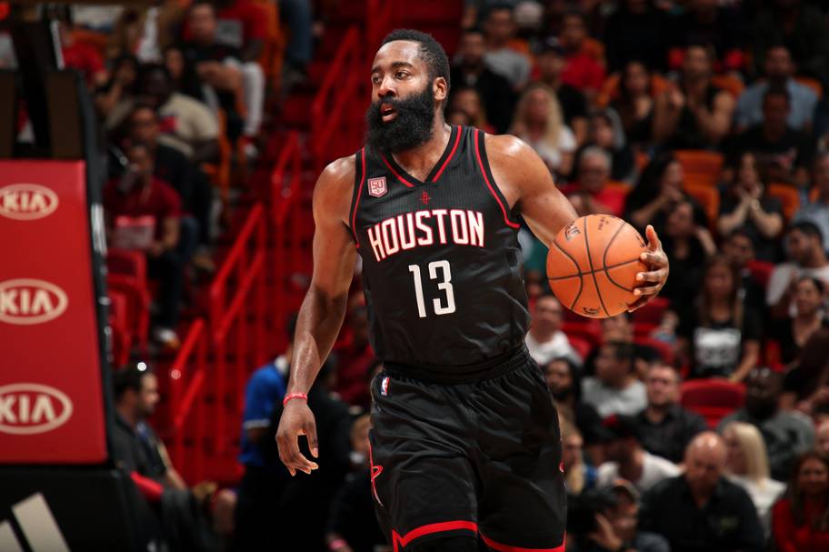 哈登胯下过人几乎没有人能防得住,哈登的过人招牌动作