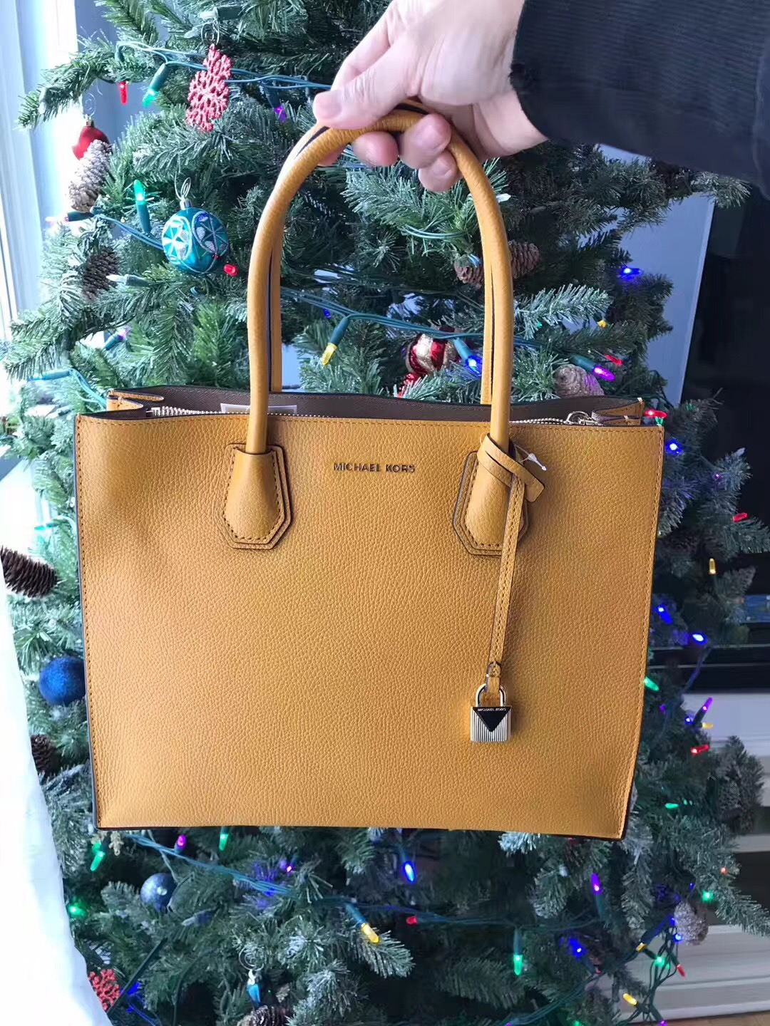 给女朋友买coach,给女孩买包包买什么牌子