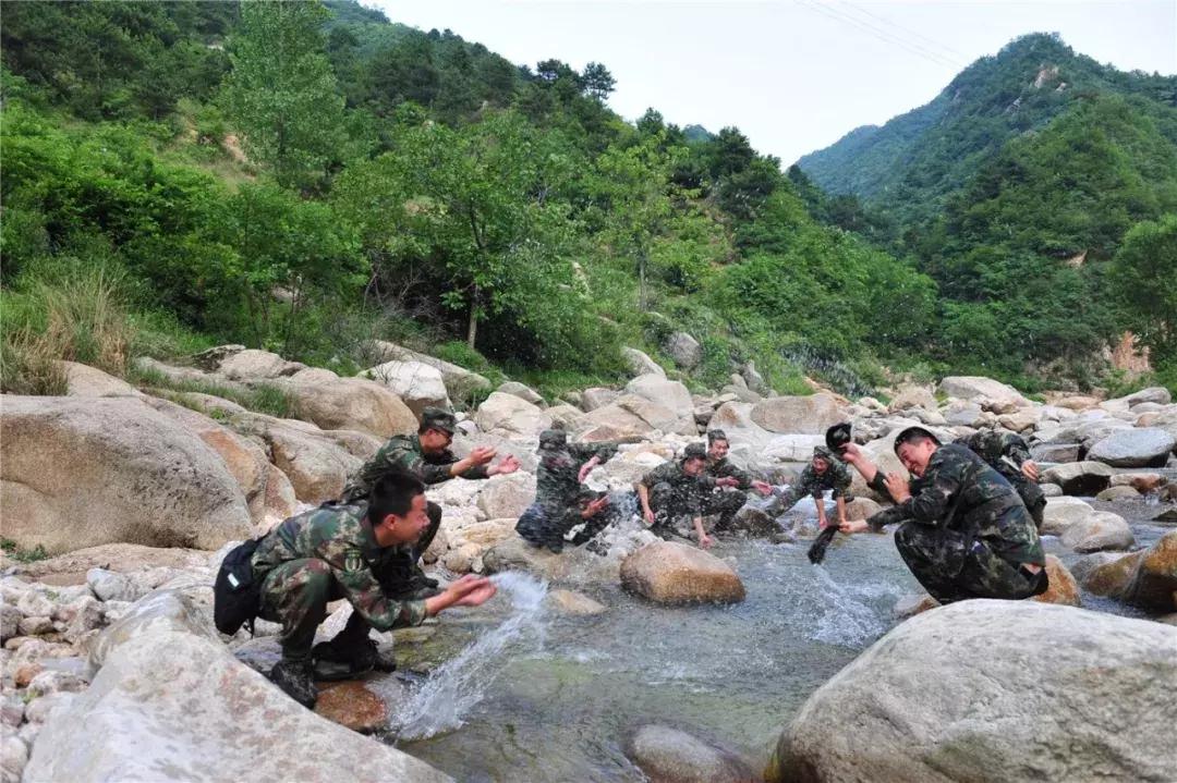 这就是中国军人！阳光竟成奢侈品，晒太阳就是对优胜者最大的奖励