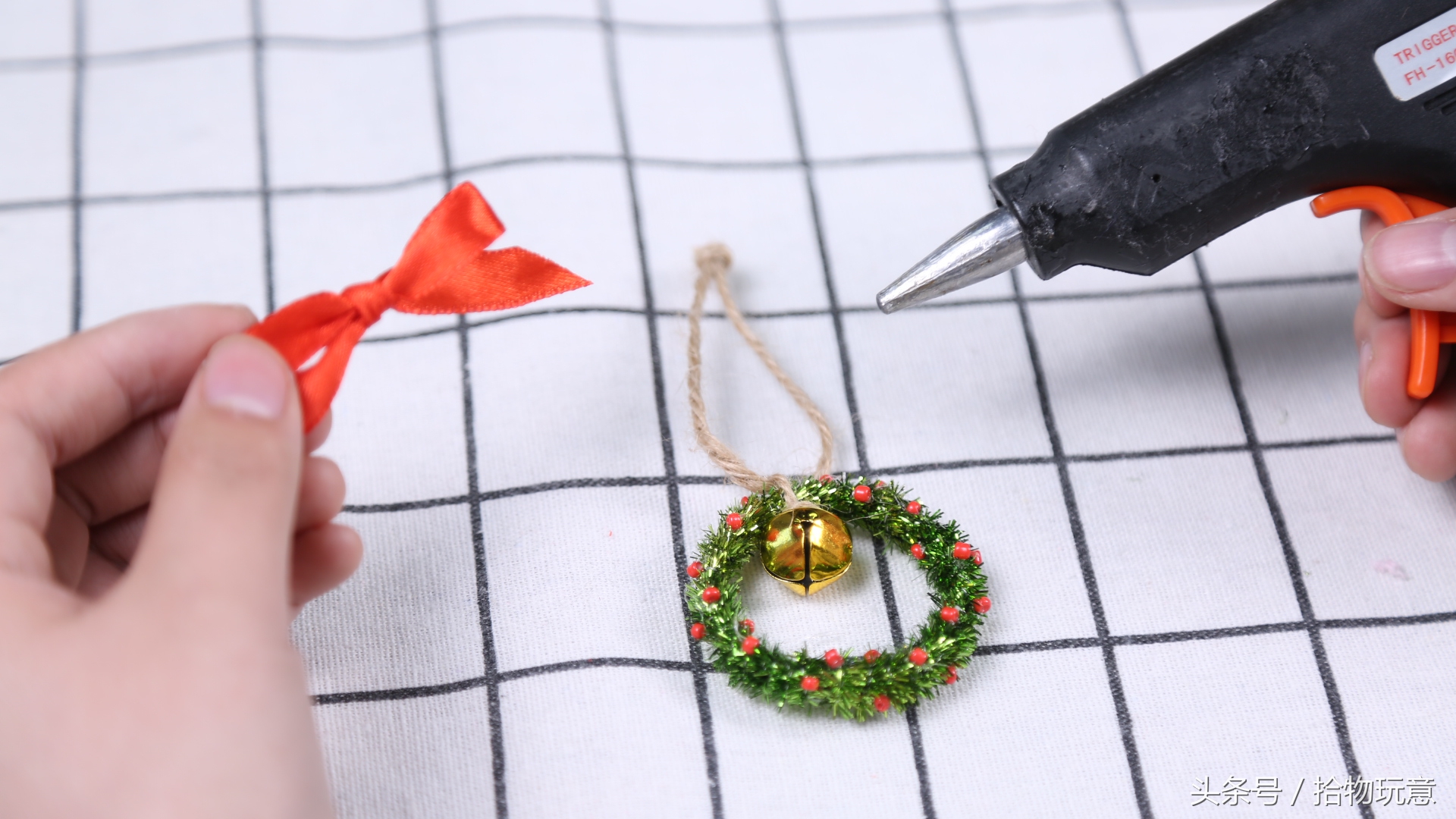 饮料瓶和毛根的结合，造就闪眼的小花环，见过的人都很想拥有