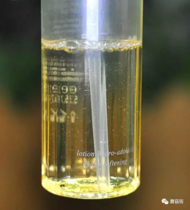 中年女士保湿补水一叶子护肤水,平价好用的护肤水测评