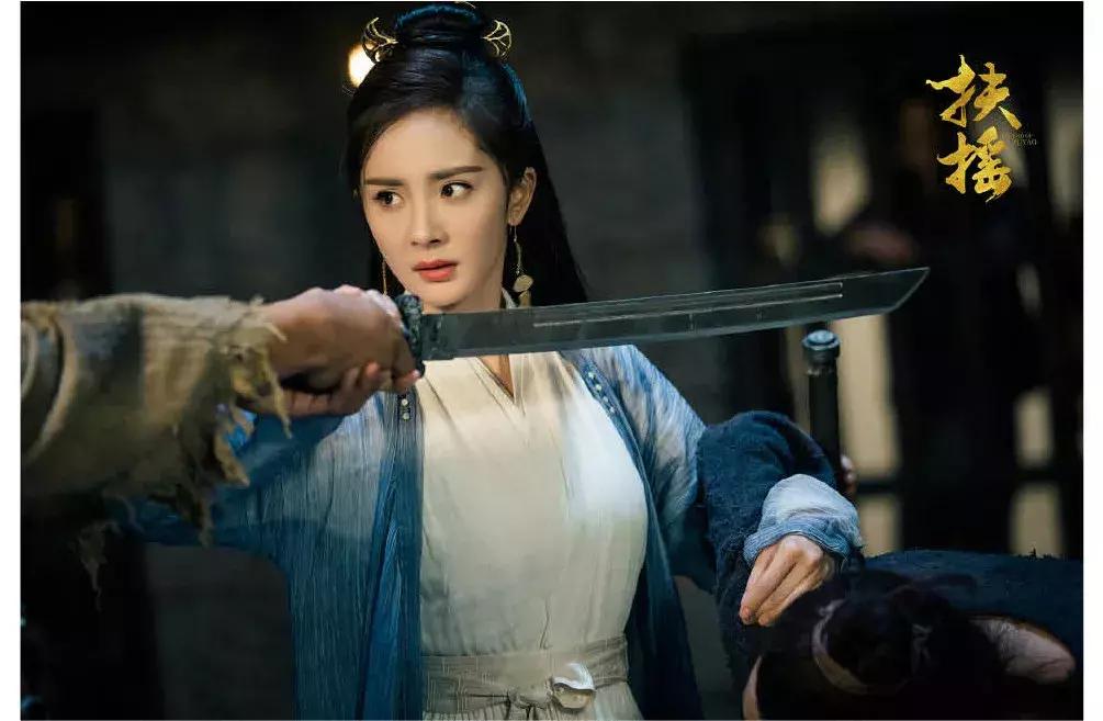 带货女王杨幂又出新穿搭了,带货一姐杨幂的t恤叠穿法