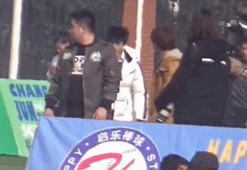 小螃蟹在王俊凯面前可以有多乖,王俊凯在飞机上保护小螃蟹