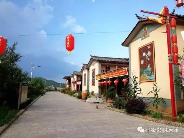 带孩子丽江自驾游,宝妈开着车带熊孩子兜风文案