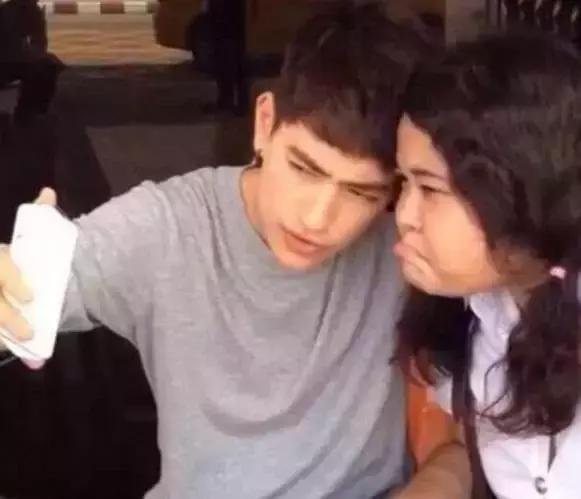 探探上划到了一个卖散粉的富二代帅哥,花痴记者买了几盒发现……