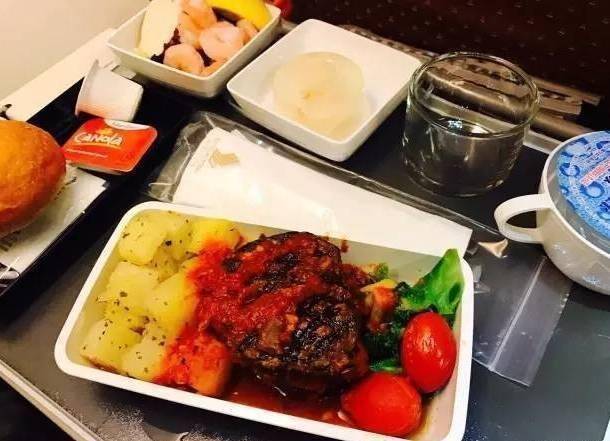 看完这些飞机餐，觉得自己以前吃的都是佛系机餐