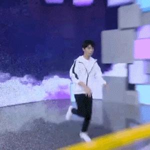 小螃蟹在王俊凯面前可以有多乖,王俊凯在飞机上保护小螃蟹