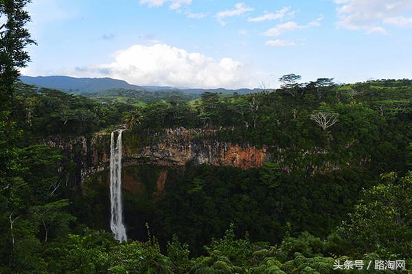 白本护照推荐去哪,白本护照旅游去哪个国家比较好