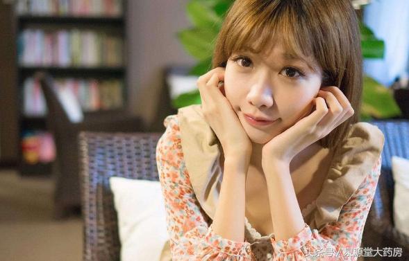 新手戴隐形眼镜眼睛怎么斜看,看过来新手如何快速佩戴隐形眼镜