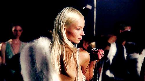 ysl墨水羽毛粉底液,ysl羽毛气垫和ysl羽毛粉底液区别