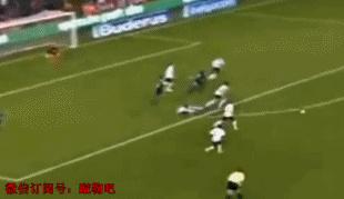 GIF-幸运女神的微笑！躺着也能进球！