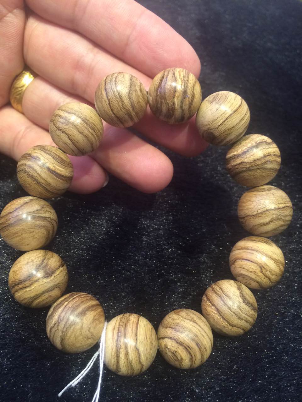 沉香手串价格一般是多少,深度解析沉香手串的价格及风险