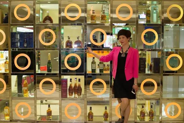 白酒一斤半，啤酒随你灌做了25年夜场她依然宛若少女