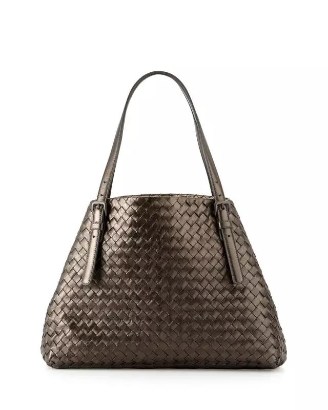 我跟与倪妮做邻居的姐姐聊了聊,她买菜时都背什么包