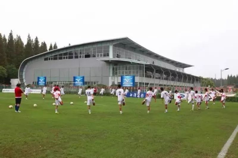 球员动态｜王燊超帅气出席代言品牌签售会