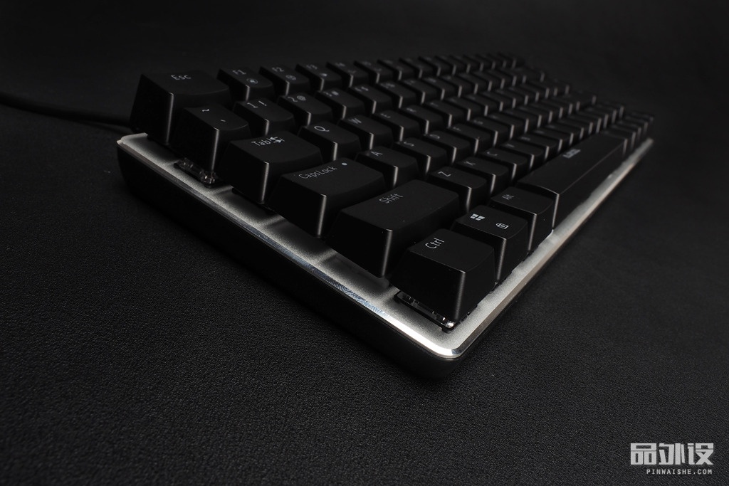 黑爵极客ak33怎么连接电脑,极氪黑爵背光键盘ak33怎么开灯