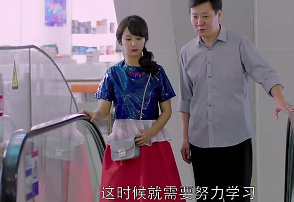 欢乐颂关雎尔同款黑花衣服,欢乐颂第一季关雎尔同款红色牛仔