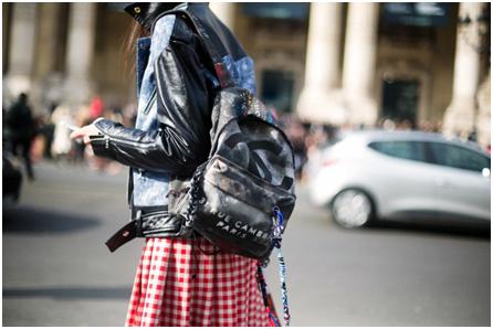 春夏个性时髦的包包这样背更时尚,蓝色搭黑色背什么包包好看