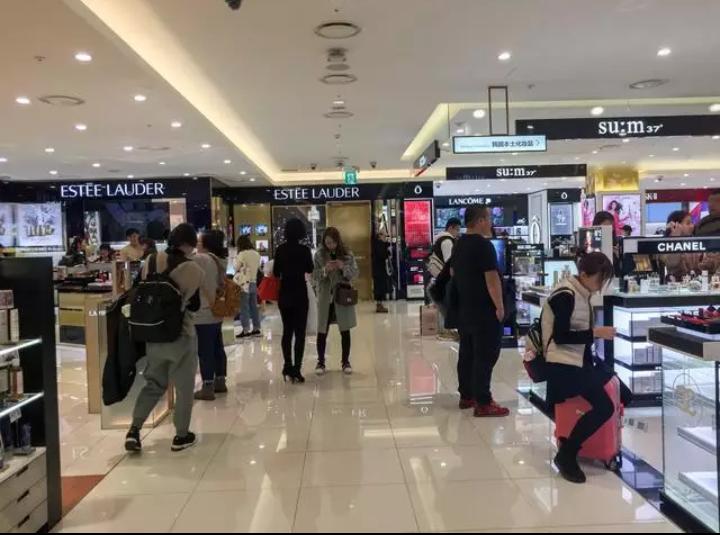 中国游客在日本疯狂购物,中国游客去日本韩国买东西