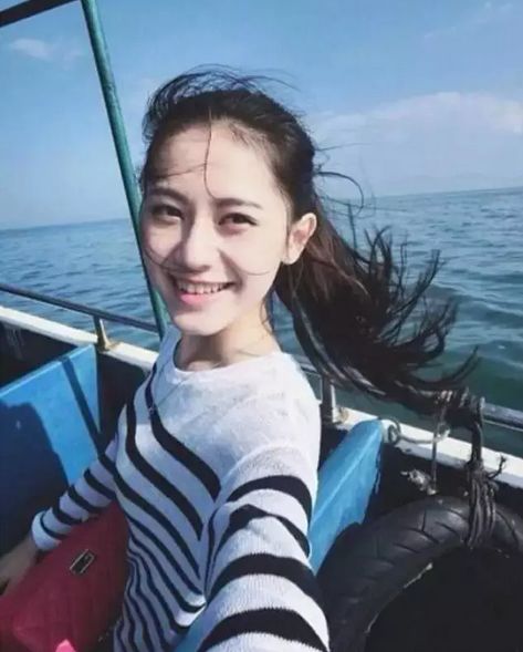 刘海长了遮眼睛短了又不好看,刘海剪短了怎么才可以扎上高马尾